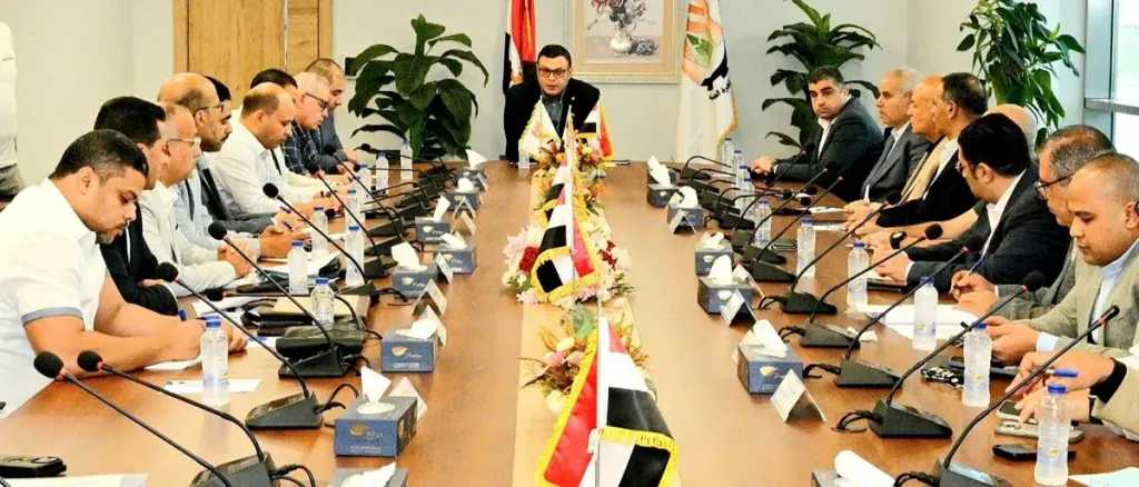 فضيحة في وزارة الإسكان.. تفاصيل صفقة مشبوهة بين سيدة أعمال ومسؤولين كبار