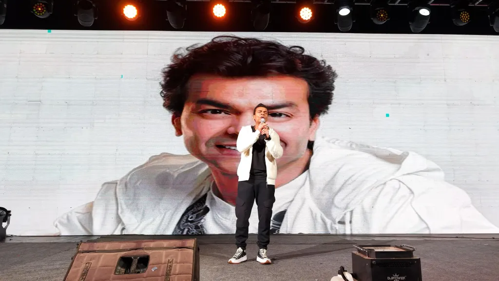 محمد محيى ..ونجوم جيله يشعلون حفل ”سعادتنا فى ذكرياتنا”