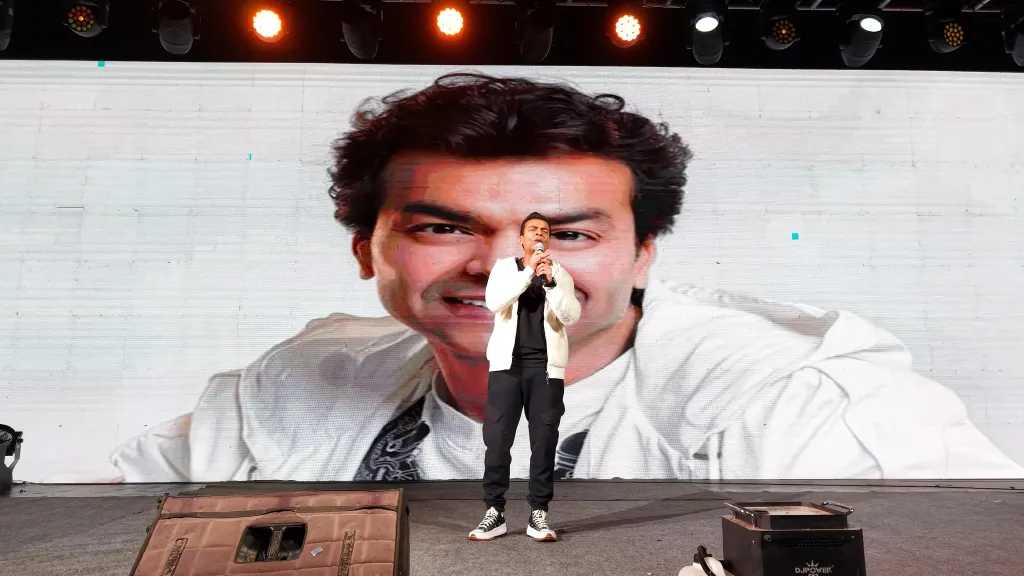 محمد محيى ..ونجوم جيله يشعلون حفل ”سعادتنا فى ذكرياتنا”