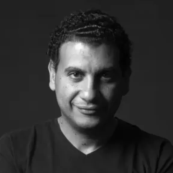 الفنان المصري روماني حافظ يشارك بمهرجان إكسبوجر الدولي بالشارقة بمعرض “ذاكرة السكون والمكان” ومحاضرة ”بين الذاكرة والنور”