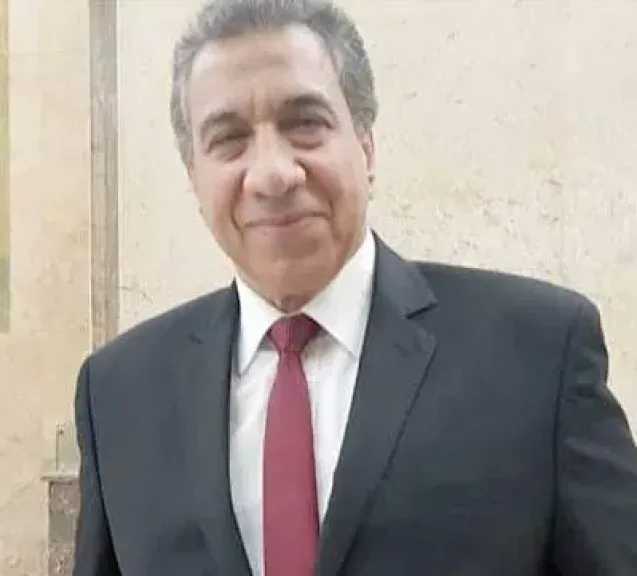 الطبيب الشاعر أحمد درة..يشارك بديوان ”طيف القدس” فى معرض الكتاب