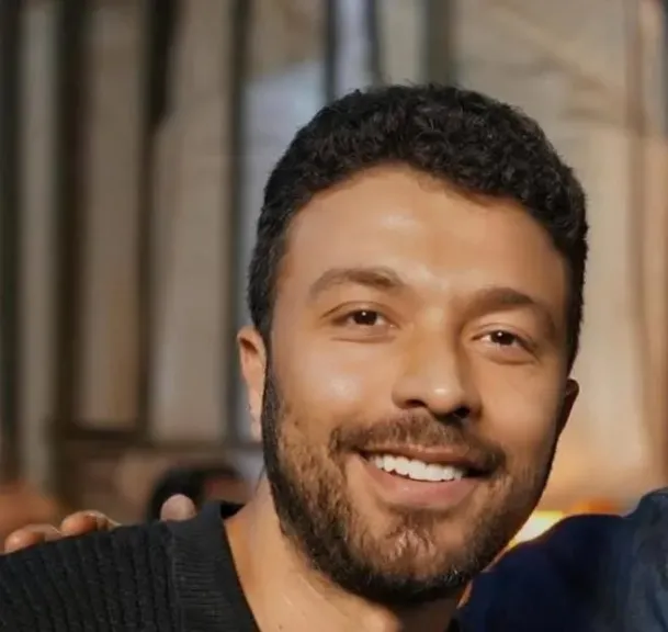 المخرج أحمد خالد موسى..يمازح عمرو سعد: اعتزال إيه أنا وراك لحد ماتنتحر