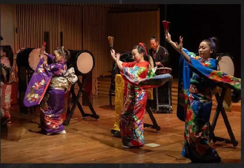 دقات طبول اليابان بالأوبرا على المسرح الكبير