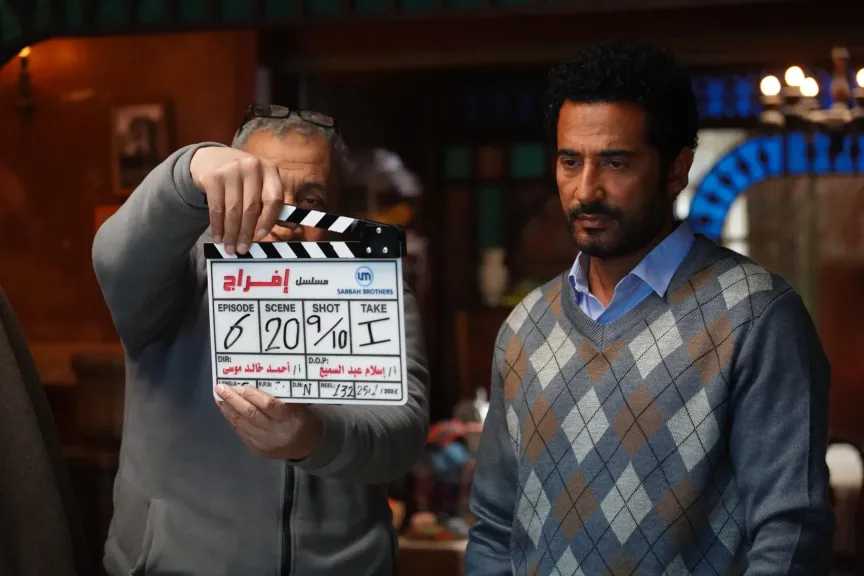 عمرو سعد ..يشك في تارا عماد ضمن احداث الحلقة ٦ من ”إفراج”