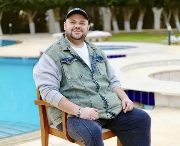 مدحت تيخا.. «عائلة مصرية جدًا» دراما إجتماعية تعيد الإعتبار لقيمة الرسالة في رمضان