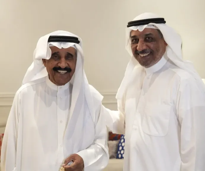 بمناسبة فوزه بجائزة الشارقة للإبداع المسرحي..عبد الستار ناجى ينجز كتاب الفنان محمد جابر ”العيدروسي ”