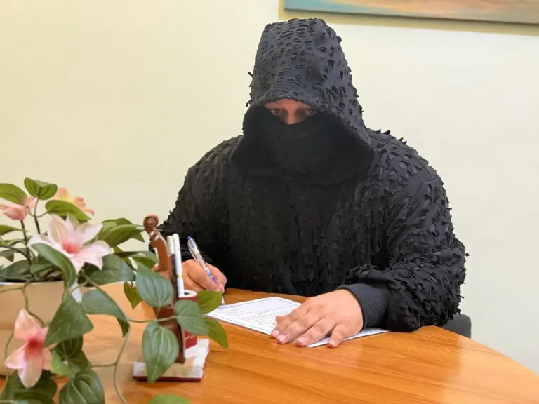 ”مطرب القناع” ريتشارد الحاج يتعاقد مع كابوتشى ..لطرح ألبوم ”تورته ”