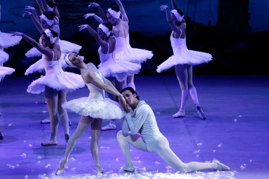 باليه الأوبرا يروى قصة ” بحيرة البجع” على المسرح الكبير