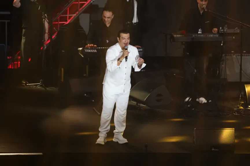 إيهاب توفيق..يتألق بأجمل الأغاني فى حفل كامل العدد بأبوظبى