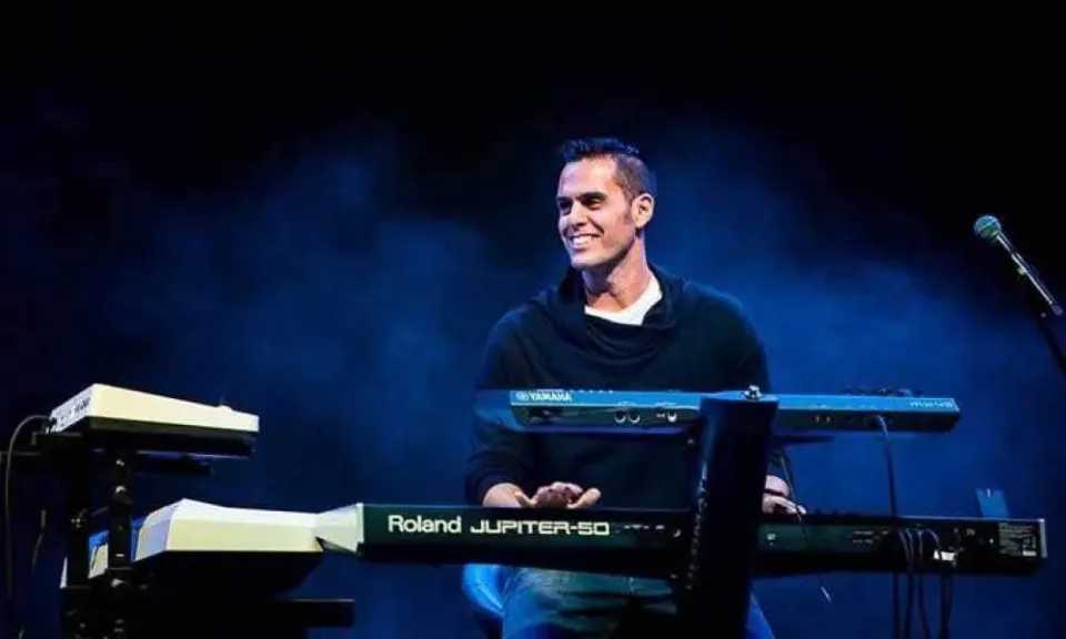 هشام خرما..يعزف مؤلفاته العصرية بالأوبرا