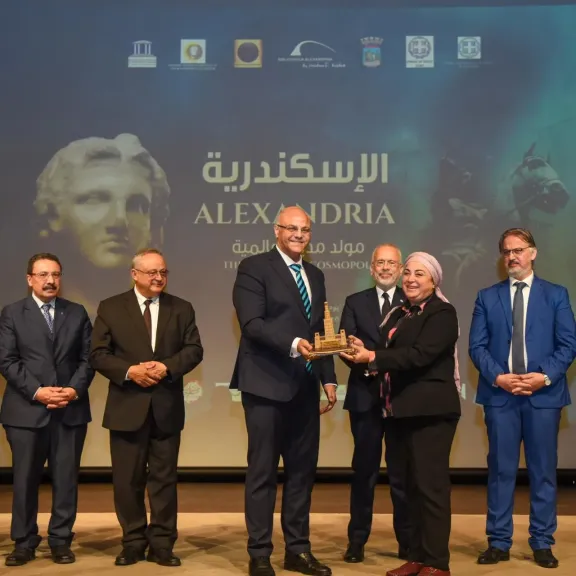 محافظ الإسكندرية يكرم الدكتورة نبيلة حسن رئيس أكاديمية الفنون