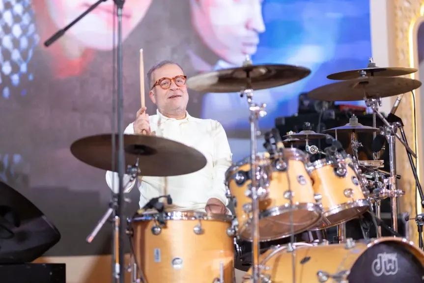 شريف منير..يعيد إحياء زمن الفن الجميل عبر ”نوستالجيا باند ”