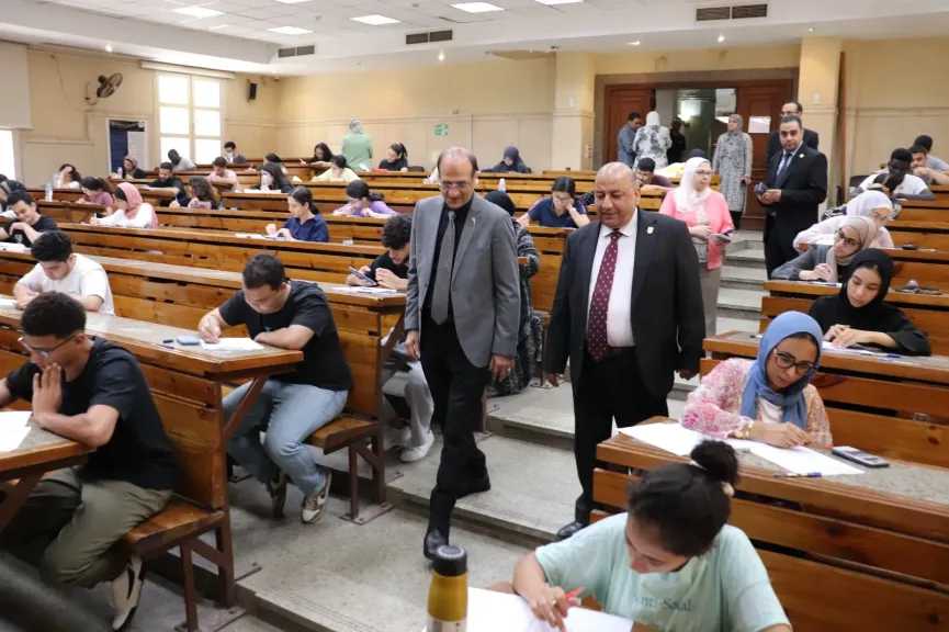 بالصور.. نائب رئيس جامعة القاهرة لشؤون التعليم والطلاب يتفقد امتحانات نهاية العام بكلية الاقتصاد والعلوم السياسية