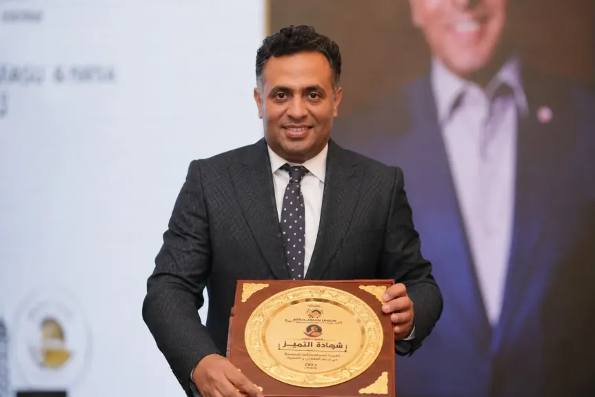 الإعلامي أحمد عز الدين.. يحصد جائزة AFASU الذهبية خلال حفل تكريم رواد التاثير والإبداع بالقاهرة
