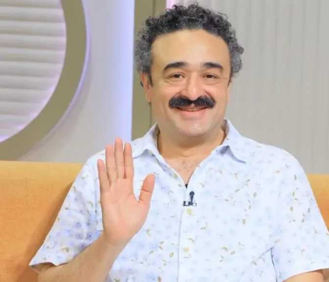 الفنان عبد المنعم رياض.. أجسد منتجًا يستغل الفن لتحقيق الربح في ”تياترو”