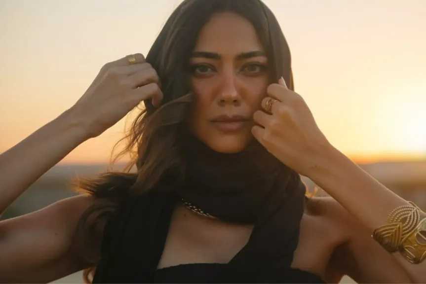 هند عبد الحليم..تطرح كليب” من أنا؟” تجربة غنائية جديدة باللغة العربية الفصحى
