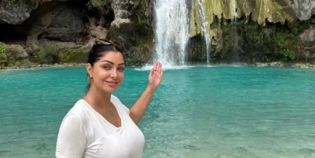 النجمة كلوديا حنا..تكتشف سحر الطبيعة فى ظفار