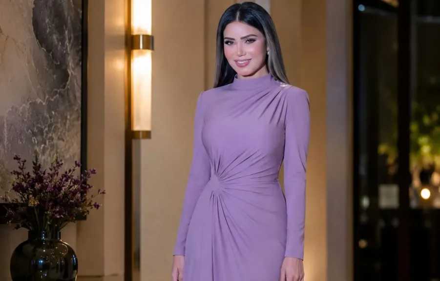 إيناس عز الدين..تخطف الأنظار بإطلالة موفق فى جدة