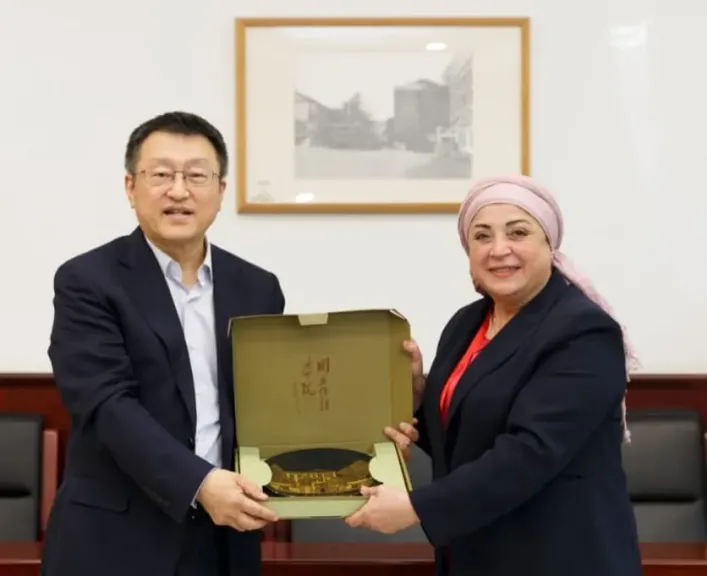رئيس أكاديمية الفنون تزور الصين وتطرح دراسة لشراكة استراتيجية مع ” الأكاديمية المركزية للدراما”