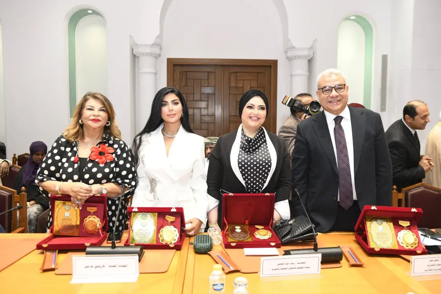 كارولين عزمي..تتوج ب ” وسام العطاء الوطنى” فى الملتقى الثانى للقيادات العربية الشابة