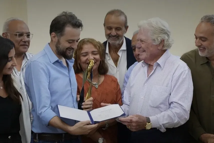 حسين فهمي ..يسلّم جائزة مهرجان طريق الحرير لفريق فيلم “القصص” بمقر مهرجان القاهرة