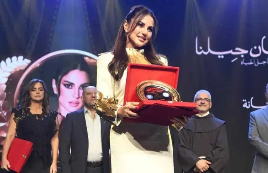 درة..تحصد جائزة مهرجان ”جيلنا” تقديرا لمسيرتها وأعمالها الفنية