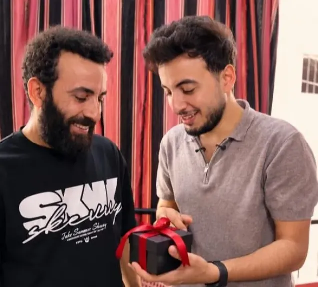 الحسن عادل..يواصل مفاجآت ألبومه الجديد بموقف إنساني مع المصور مدحت عدلى