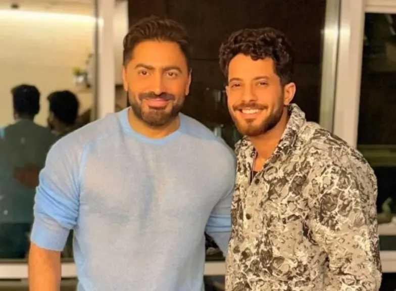 تامر حسني..يدعم المطرب ”مؤمن خالد” قبل حفلته بساقية الصاوى