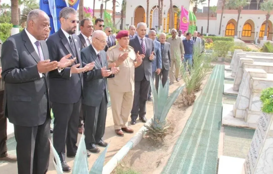 السفير الليبى بالقاهرة يزور مقابر الشهداء العرب ويستحضر تضحيات 16 شهيدا ليبيا